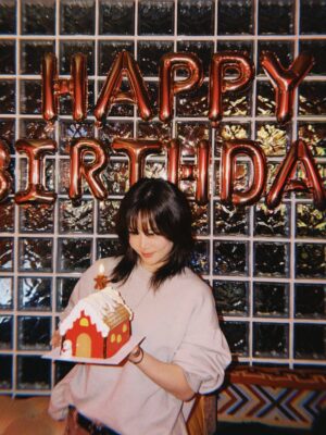 Miryo Instagram - 여러 가지 일때문에 인사가 많이 늦어졌는데요…제 생일 축하해 주셨던 모든 분들께 진심으로 감사 드립니다🤍 그리고 생일 축하해 나르샤☺️ 사랑해요🙌🏻
