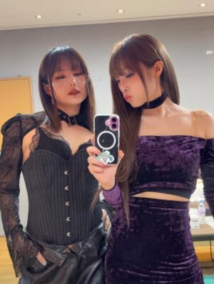 Miryo Instagram - 예쁘고 귀엽고 착한 천재 마법소녀 예나!🧚 항상 먼저 살갑게 다가와 주고 잘 챙겨줘서 너무 고마웠어🥰🥰 덕분에 즐거운 이틀이었어☺️ 예나는 정말 잘 하니까 앞으로도 좋은 일 가득 할 거야!! (그리구 너랑 셀피 찍으면 왜 다 잘나올까🤔 너무 좋아ㅋㅋ)
친절하게 끝까지 열성적으로 도와 주시고 챙겨 주신 모든 스텝분들께도 진심으로 감사드리구요😊
또 저의 오랜만의 음악방송 출연을 기쁘게 봐주시고 사랑해주신 모든 분들께도 너무너무 감사드립니다! 꺄아아아~😚😚😚😚

예나의 ‘너만 아니면 돼’ 음방 활동은 끝이 났지만 앞으로도 많이 들어 주시고 사랑해 주시구요, 예나도 더 많이 사랑해 주세요~! 사랑해용 뱌뱌🫶🏻