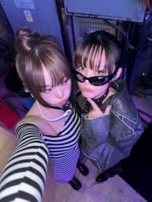 Miryo Instagram - 예쁘고 귀엽고 착한 천재 마법소녀 예나!🧚 항상 먼저 살갑게 다가와 주고 잘 챙겨줘서 너무 고마웠어🥰🥰 덕분에 즐거운 이틀이었어☺️ 예나는 정말 잘 하니까 앞으로도 좋은 일 가득 할 거야!! (그리구 너랑 셀피 찍으면 왜 다 잘나올까🤔 너무 좋아ㅋㅋ)
친절하게 끝까지 열성적으로 도와 주시고 챙겨 주신 모든 스텝분들께도 진심으로 감사드리구요😊
또 저의 오랜만의 음악방송 출연을 기쁘게 봐주시고 사랑해주신 모든 분들께도 너무너무 감사드립니다! 꺄아아아~😚😚😚😚

예나의 ‘너만 아니면 돼’ 음방 활동은 끝이 났지만 앞으로도 많이 들어 주시고 사랑해 주시구요, 예나도 더 많이 사랑해 주세요~! 사랑해용 뱌뱌🫶🏻
