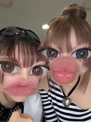Miryo Instagram - 예쁘고 귀엽고 착한 천재 마법소녀 예나!🧚 항상 먼저 살갑게 다가와 주고 잘 챙겨줘서 너무 고마웠어🥰🥰 덕분에 즐거운 이틀이었어☺️ 예나는 정말 잘 하니까 앞으로도 좋은 일 가득 할 거야!! (그리구 너랑 셀피 찍으면 왜 다 잘나올까🤔 너무 좋아ㅋㅋ)
친절하게 끝까지 열성적으로 도와 주시고 챙겨 주신 모든 스텝분들께도 진심으로 감사드리구요😊
또 저의 오랜만의 음악방송 출연을 기쁘게 봐주시고 사랑해주신 모든 분들께도 너무너무 감사드립니다! 꺄아아아~😚😚😚😚

예나의 ‘너만 아니면 돼’ 음방 활동은 끝이 났지만 앞으로도 많이 들어 주시고 사랑해 주시구요, 예나도 더 많이 사랑해 주세요~! 사랑해용 뱌뱌🫶🏻