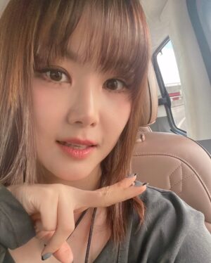 Miryo Instagram - 오랜만의 음방😳 떨리고 설레고ㅋ
- 어제 MBC 쇼!음악중심부터 시작해서 오늘 SBS 인기가요까지 예나의 ‘너만 아니면 돼‘ 막방을 도와 같이 하게 됐어요🙌🏻
노래 너무 좋좌나🎵🥰 컴온~~~~🔥🔥🔥오늘두 관심있게 봐주세요!