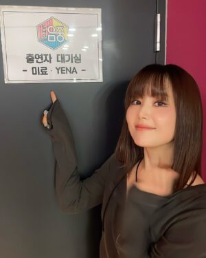 Miryo Instagram - 오랜만의 음방😳 떨리고 설레고ㅋ
- 어제 MBC 쇼!음악중심부터 시작해서 오늘 SBS 인기가요까지 예나의 ‘너만 아니면 돼‘ 막방을 도와 같이 하게 됐어요🙌🏻
노래 너무 좋좌나🎵🥰 컴온~~~~🔥🔥🔥오늘두 관심있게 봐주세요!