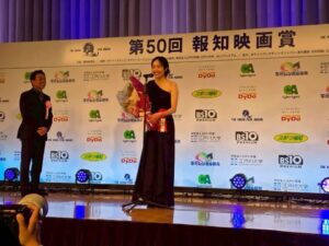 Misato Morita Instagram - 第50回報知映画賞にて、助演女優賞をいただきました✨この素敵な賞に泥を塗らぬよう精進して参ります!光石さんありがとうございます😭
#ナイトフラワー