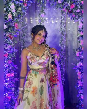 Miss Taanii Instagram - Veere di wedding ✨
.
.
#veerediwedding #bhaikishadi #grwm #lehengalookbook #ootd #whitelehenga #indianwear #ethnicwear