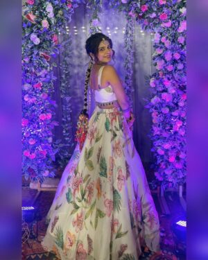 Miss Taanii Instagram - Veere di wedding ✨
.
.
#veerediwedding #bhaikishadi #grwm #lehengalookbook #ootd #whitelehenga #indianwear #ethnicwear