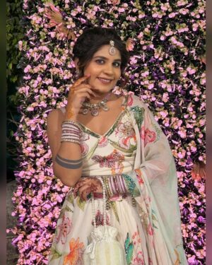 Miss Taanii Instagram - Veere di wedding ✨
.
.
#veerediwedding #bhaikishadi #grwm #lehengalookbook #ootd #whitelehenga #indianwear #ethnicwear