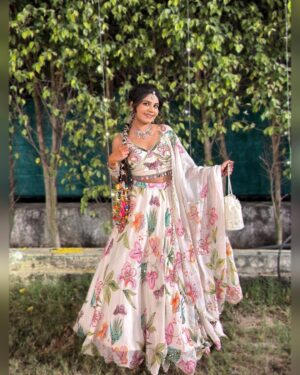 Miss Taanii Instagram - Veere di wedding ✨
.
.
#veerediwedding #bhaikishadi #grwm #lehengalookbook #ootd #whitelehenga #indianwear #ethnicwear