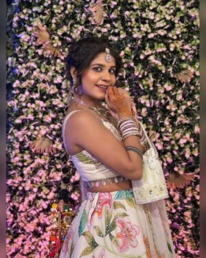 Miss Taanii Instagram - Veere di wedding ✨
.
.
#veerediwedding #bhaikishadi #grwm #lehengalookbook #ootd #whitelehenga #indianwear #ethnicwear