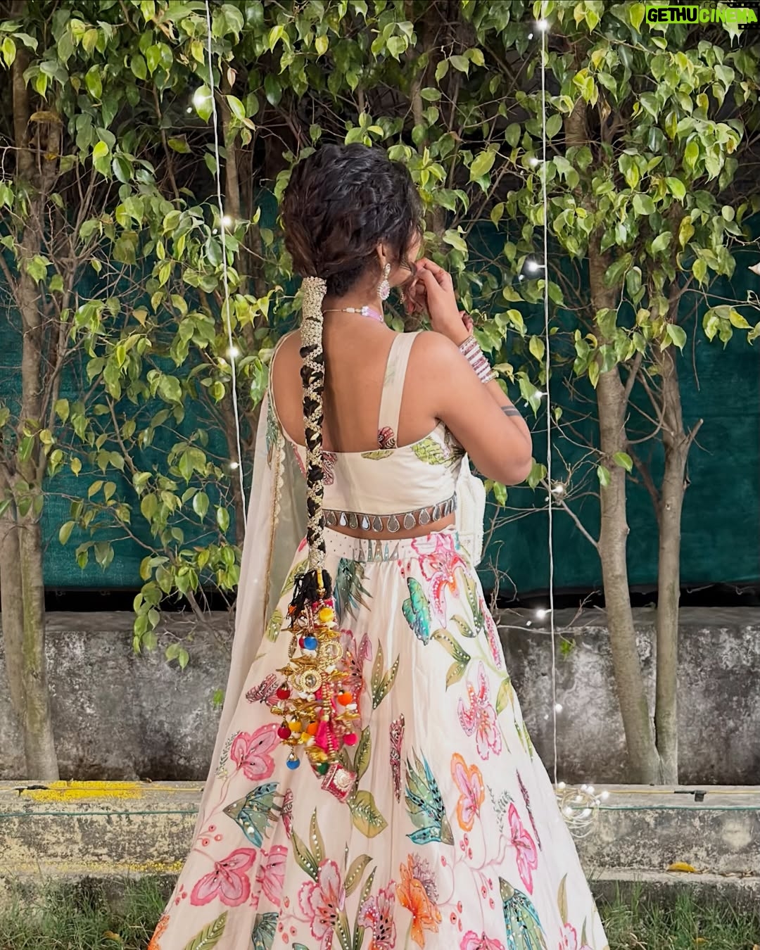 Miss Taanii - 4.1K Likes - Veere di wedding ✨
.
.
#veerediwedding #bhaikishadi #grwm #lehengalookbook #ootd #whitelehenga #indianwear #ethnicwear