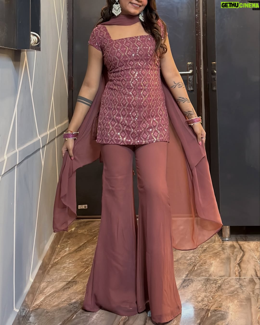 Miss Taanii - 4.1K Likes - Veere di wedding ✨
.
.
#veerediwedding #bhaikishadi #grwm #lehengalookbook #ootd #whitelehenga #indianwear #ethnicwear