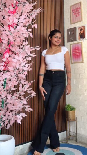 Miss Taanii Instagram - Proper fit ✨ Comment “jeans” for Links 🖤
BOOTLEG OR BOOTCUT JEANS FROM FLIPKART 
.
.

Tags:- high waisted baggy bootcut bell bottom jeans flipkart haul finds bottom wear
#bootcutjeans #highwaistjeans