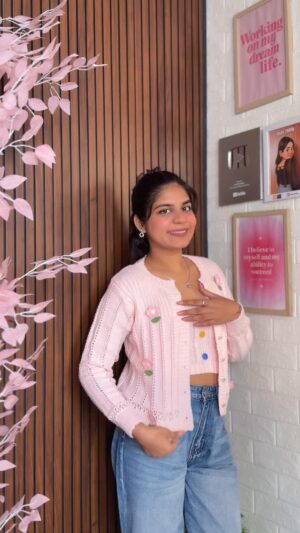 Miss Taanii Instagram - Cozy 💫❄️Comment “Winter” for Links 🫶🏻🤍
MEESHO WINTER FINDS 
.
.
.
Meesho haul woolen sweaters cardigans winter clothes warm knitting cardigan meesho finds 
#meeshofashion #cardigans #winterfinds #winteressentials