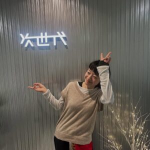 Moeka Shiotsuka Instagram - 12月、もうすこし
まほうがつかえるの衣装、ヘアメイクお気に入り
昼間から飲むワイン
旅行に行きたくなる映画
記憶のない動画だけどなんかめちゃ面白い
奇跡のバナナクレープ
半袖でカレー食べる天使たち
買った機材たち、説明書読みながらトライする時間
ロンドンで買ったスウェット
"パイオニア"会議　with @yukinaimafuku 
リファレンス
自撮りやってみる①
自撮りやってみる②
撮影後みんなでまーらーたん
永遠につまらないけど頑張ってくれる一発ギャグの人
ヘプバーン
4人の箸置きを積み上げる　@babajijihouse 
かわいすぎてたべられない方々
クリスマスの事務所
ゆりかBDケーキの要
そして今日レディクレ

たまには振り返ってみました
10月、11月も振り返りたい
間に合う？