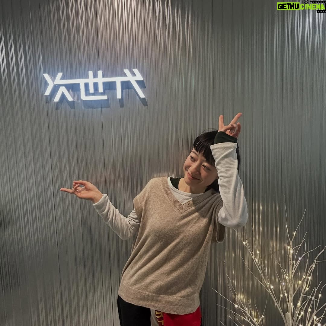 Moeka Shiotsuka - 21.9K Likes - 12月、もうすこし
まほうがつかえるの衣装、ヘアメイクお気に入り
昼間から飲むワイン
旅行に行きたくなる映画
記憶のない動画だけどなんかめちゃ面白い
奇跡のバナナクレープ
半袖でカレー食べる天使たち
買った機材たち、説明書読みながらトライする時間
ロンドンで買ったスウェット
"パイオニア"会議　with @yukinaimafuku 
リファレンス
自撮りやってみる①
自撮りやってみる②
撮影後みんなでまーらーたん
永遠につまらないけど頑張ってくれる一発ギャグの人
ヘプバーン
4人の箸置きを積み上げる　@babajijihouse 
かわいすぎてたべられない方々
クリスマスの事務所
ゆりかBDケーキの要
そして今日レディクレ

たまには振り返ってみました
10月、11月も振り返りたい
間に合う？