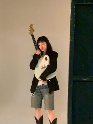 Moeka Shiotsuka Instagram - happy birthday〰️〰️
わたしの名前のギター🦋.*˚

ギター始めるひとの最初の一本になれたり
長く大切にしてもらえたりしたらうれしいな 

ラストはﾊﾙﾐﾔのブランド @heap.underwear のパンツひもをチラ見せしたい動画🩲

thankyou ♡
@fender_jp 
@hug_inc 
@hahaharu777 
@38uia 
@goldstep 
@kaoruwtnb 
@kikamkn 

@kanakosakai_official 
@rokumeican_koenji 
@fernweh__jp