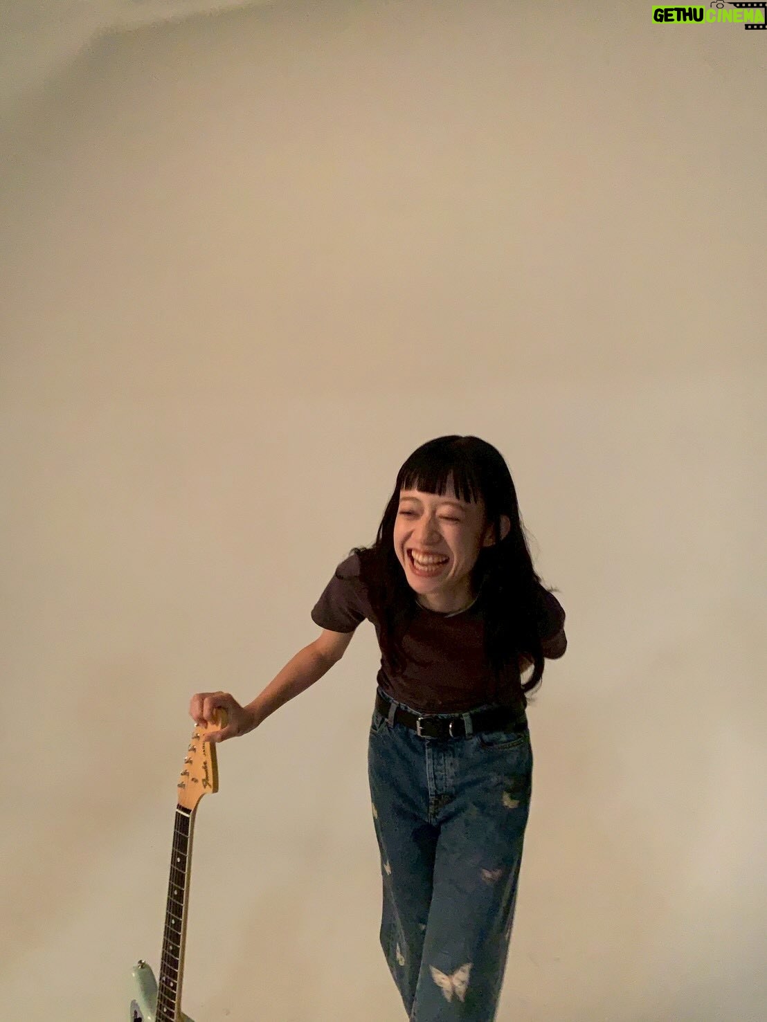 Moeka Shiotsuka - 21.6K Likes - happy birthday〰️〰️
わたしの名前のギター🦋.*˚

ギター始めるひとの最初の一本になれたり
長く大切にしてもらえたりしたらうれしいな 

ラストはﾊﾙﾐﾔのブランド @heap.underwear のパンツひもをチラ見せしたい動画🩲

thankyou ♡
@fender_jp 
@hug_inc 
@hahaharu777 
@38uia 
@goldstep 
@kaoruwtnb 
@kikamkn 

@kanakosakai_official 
@rokumeican_koenji 
@fernweh__jp