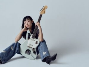 Moeka Shiotsuka Instagram - #羊文学 (@hitsujibungaku)のギターボーカル、#塩塚モエカ (@hiz_s) 初のFenderシグネイチャーギター 『Moeka Shiotsuka Jaguar® moni』が11/26（水）発売決定！

10/3（金）より #FenderFlagshipTokyo & 全国のフェンダー正規取扱店にて予約販売スタート🎸

エイジングされたソニックブルーをイメージしたオリジナルカラー、水張りデカールを採用し、ヴィンテージギターのような風格を備えた特別な一本。

ネックプレートにはサイン刻印、ペグボタンには“よく切れる4弦が切れませんように”という願いを込めた蝶々の刻印🦋 プリセットスイッチ固定用に本人が貼っているステッカーを基にした“moni”オリジナルステッカーも付属！

さらに、本人がデザインを手がけたシグネイチャーストラップとオリジナルアートワークによるシグネイチャーピックも数量限定で登場！

■ 『Fender® x Moeka Shiotsuka Signature Strap』（ブラック／オレンジ）
フロントにFenderロゴ＆蝶のイラスト、背面にはサイン箔押し🎸

■『Fender® x Moeka Shiotsuka Signature Picks』（全5種、Fender Flagship Tokyo&公式オンラインショップ限定）
羊文学オリジナルキャラクター「ひつじちゃん」や蝶、moni、サイン、「I love Fender」の手書き文字をラインナップ。シグネイチャーギターのイラスト入り缶もコレクションアイテムとしても楽しめる🐑✨

詳しくは下記URLまたはプロフィールページリンクをチェック！@fender_jp

🔗https://jp.fender.com/pages/moeka-shiotsuka-jaguar-moni

#fender #フェンダー #ギター #guitar #ジャガー #Jaguar