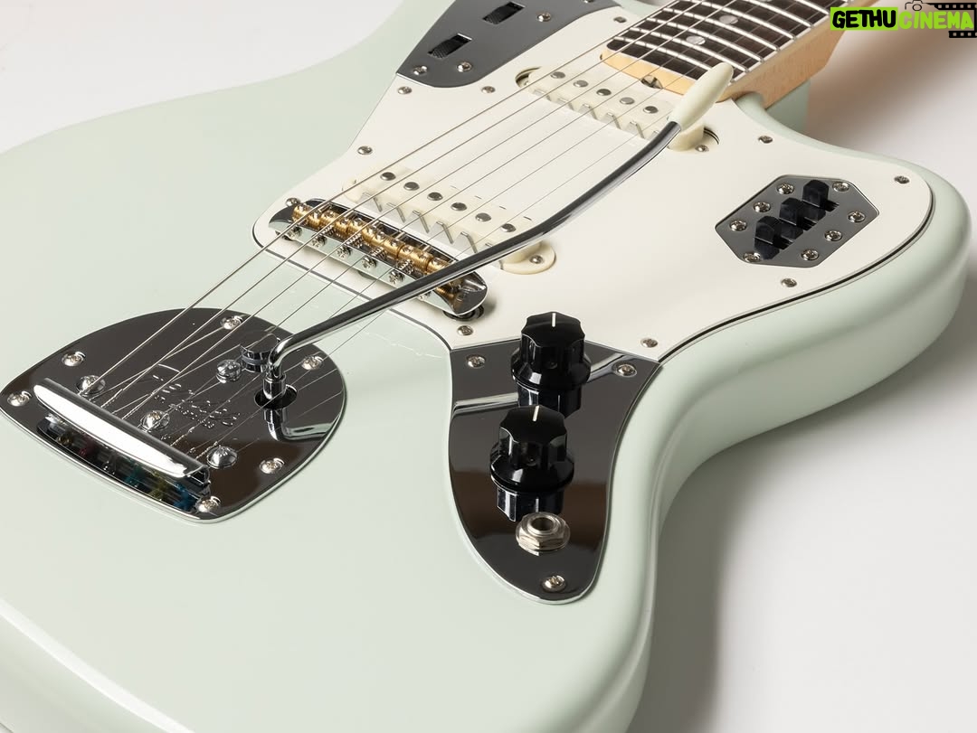 Moeka Shiotsuka - 32.1K Likes - #羊文学 (@hitsujibungaku)のギターボーカル、#塩塚モエカ (@hiz_s) 初のFenderシグネイチャーギター 『Moeka Shiotsuka Jaguar® moni』が11/26（水）発売決定！

10/3（金）より #FenderFlagshipTokyo & 全国のフェンダー正規取扱店にて予約販売スタート🎸

エイジングされたソニックブルーをイメージしたオリジナルカラー、水張りデカールを採用し、ヴィンテージギターのような風格を備えた特別な一本。

ネックプレートにはサイン刻印、ペグボタンには“よく切れる4弦が切れませんように”という願いを込めた蝶々の刻印🦋 プリセットスイッチ固定用に本人が貼っているステッカーを基にした“moni”オリジナルステッカーも付属！

さらに、本人がデザインを手がけたシグネイチャーストラップとオリジナルアートワークによるシグネイチャーピックも数量限定で登場！

■ 『Fender® x Moeka Shiotsuka Signature Strap』（ブラック／オレンジ）
フロントにFenderロゴ＆蝶のイラスト、背面にはサイン箔押し🎸

■『Fender® x Moeka Shiotsuka Signature Picks』（全5種、Fender Flagship Tokyo&公式オンラインショップ限定）
羊文学オリジナルキャラクター「ひつじちゃん」や蝶、moni、サイン、「I love Fender」の手書き文字をラインナップ。シグネイチャーギターのイラスト入り缶もコレクションアイテムとしても楽しめる🐑✨

詳しくは下記URLまたはプロフィールページリンクをチェック！@fender_jp

🔗https://jp.fender.com/pages/moeka-shiotsuka-jaguar-moni

#fender #フェンダー #ギター #guitar #ジャガー #Jaguar
