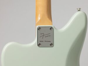 Moeka Shiotsuka Instagram - #羊文学 (@hitsujibungaku)のギターボーカル、#塩塚モエカ (@hiz_s) 初のFenderシグネイチャーギター 『Moeka Shiotsuka Jaguar® moni』が11/26（水）発売決定！

10/3（金）より #FenderFlagshipTokyo & 全国のフェンダー正規取扱店にて予約販売スタート🎸

エイジングされたソニックブルーをイメージしたオリジナルカラー、水張りデカールを採用し、ヴィンテージギターのような風格を備えた特別な一本。

ネックプレートにはサイン刻印、ペグボタンには“よく切れる4弦が切れませんように”という願いを込めた蝶々の刻印🦋 プリセットスイッチ固定用に本人が貼っているステッカーを基にした“moni”オリジナルステッカーも付属！

さらに、本人がデザインを手がけたシグネイチャーストラップとオリジナルアートワークによるシグネイチャーピックも数量限定で登場！

■ 『Fender® x Moeka Shiotsuka Signature Strap』（ブラック／オレンジ）
フロントにFenderロゴ＆蝶のイラスト、背面にはサイン箔押し🎸

■『Fender® x Moeka Shiotsuka Signature Picks』（全5種、Fender Flagship Tokyo&公式オンラインショップ限定）
羊文学オリジナルキャラクター「ひつじちゃん」や蝶、moni、サイン、「I love Fender」の手書き文字をラインナップ。シグネイチャーギターのイラスト入り缶もコレクションアイテムとしても楽しめる🐑✨

詳しくは下記URLまたはプロフィールページリンクをチェック！@fender_jp

🔗https://jp.fender.com/pages/moeka-shiotsuka-jaguar-moni

#fender #フェンダー #ギター #guitar #ジャガー #Jaguar