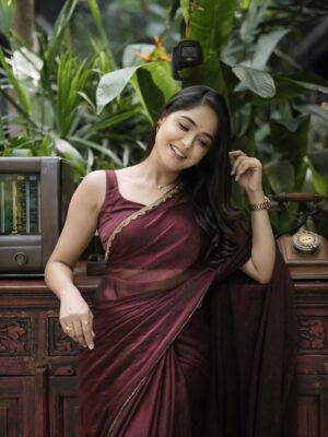 Mokshitha Pai Instagram - Instead of focusing on how much you can accomplish, focus on how much you can absolutely love what you’re doing 😄
Lovely saree @cute_in_saree
Blouse @advayabangalore
MUA @makeoverwithtara_raam
Hair @makeoverby_kusumakashyap
Beautifully shot @rithi__photography
#nimmamokshithapai #mokshi