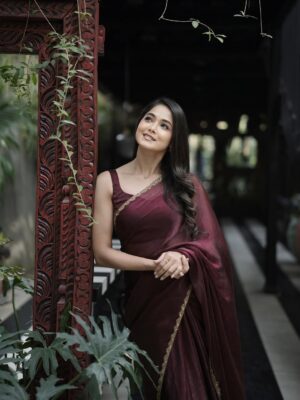Mokshitha Pai Instagram - Instead of focusing on how much you can accomplish, focus on how much you can absolutely love what you’re doing 😄
Lovely saree @cute_in_saree
Blouse @advayabangalore
MUA @makeoverwithtara_raam
Hair @makeoverby_kusumakashyap
Beautifully shot @rithi__photography
#nimmamokshithapai #mokshi