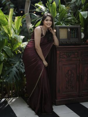 Mokshitha Pai Instagram - Instead of focusing on how much you can accomplish, focus on how much you can absolutely love what you’re doing 😄
Lovely saree @cute_in_saree
Blouse @advayabangalore
MUA @makeoverwithtara_raam
Hair @makeoverby_kusumakashyap
Beautifully shot @rithi__photography
#nimmamokshithapai #mokshi