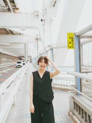 Momoko Tanabe Instagram - 遅くなってしまいましたが
web連載 『わたしのone color』　第11話に
登場しています
⁡
私の大切なお守りリップを使って、素敵すぎるヘアメイクと衣裳を纏いました
たのしかったぁ🫧
⁡
記事にもアザーカットいっぱい
ぜひご覧ください🫶🏻
⁡
⁡
#わたしのonecolor
#pr