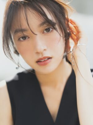 Momoko Tanabe Instagram - 遅くなってしまいましたが
web連載 『わたしのone color』　第11話に
登場しています
⁡
私の大切なお守りリップを使って、素敵すぎるヘアメイクと衣裳を纏いました
たのしかったぁ🫧
⁡
記事にもアザーカットいっぱい
ぜひご覧ください🫶🏻
⁡
⁡
#わたしのonecolor
#pr