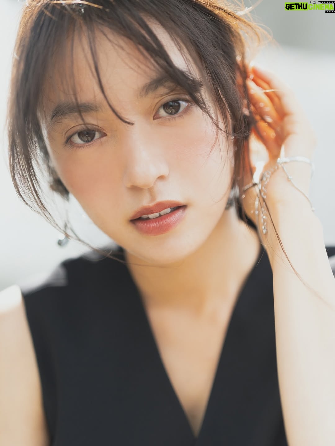 Momoko Tanabe - 11.4K Likes - 遅くなってしまいましたが
web連載 『わたしのone color』　第11話に
登場しています
⁡
私の大切なお守りリップを使って、素敵すぎるヘアメイクと衣裳を纏いました
たのしかったぁ🫧
⁡
記事にもアザーカットいっぱい
ぜひご覧ください🫶🏻
⁡
⁡
#わたしのonecolor
#pr