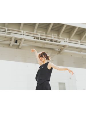 Momoko Tanabe Instagram - 遅くなってしまいましたが
web連載 『わたしのone color』　第11話に
登場しています
⁡
私の大切なお守りリップを使って、素敵すぎるヘアメイクと衣裳を纏いました
たのしかったぁ🫧
⁡
記事にもアザーカットいっぱい
ぜひご覧ください🫶🏻
⁡
⁡
#わたしのonecolor
#pr