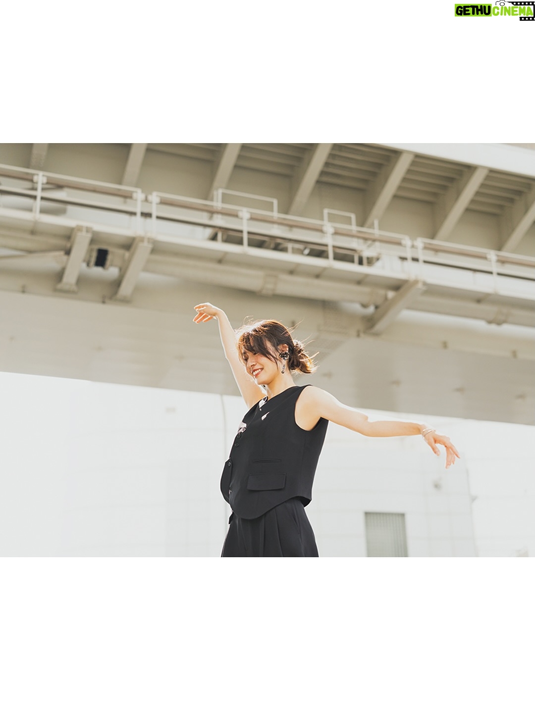 Momoko Tanabe - 11.4K Likes - 遅くなってしまいましたが
web連載 『わたしのone color』　第11話に
登場しています
⁡
私の大切なお守りリップを使って、素敵すぎるヘアメイクと衣裳を纏いました
たのしかったぁ🫧
⁡
記事にもアザーカットいっぱい
ぜひご覧ください🫶🏻
⁡
⁡
#わたしのonecolor
#pr