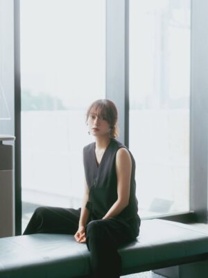 Momoko Tanabe Instagram - 遅くなってしまいましたが
web連載 『わたしのone color』　第11話に
登場しています
⁡
私の大切なお守りリップを使って、素敵すぎるヘアメイクと衣裳を纏いました
たのしかったぁ🫧
⁡
記事にもアザーカットいっぱい
ぜひご覧ください🫶🏻
⁡
⁡
#わたしのonecolor
#pr