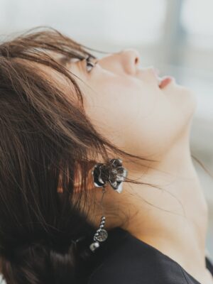 Momoko Tanabe Instagram - 遅くなってしまいましたが
web連載 『わたしのone color』　第11話に
登場しています
⁡
私の大切なお守りリップを使って、素敵すぎるヘアメイクと衣裳を纏いました
たのしかったぁ🫧
⁡
記事にもアザーカットいっぱい
ぜひご覧ください🫶🏻
⁡
⁡
#わたしのonecolor
#pr