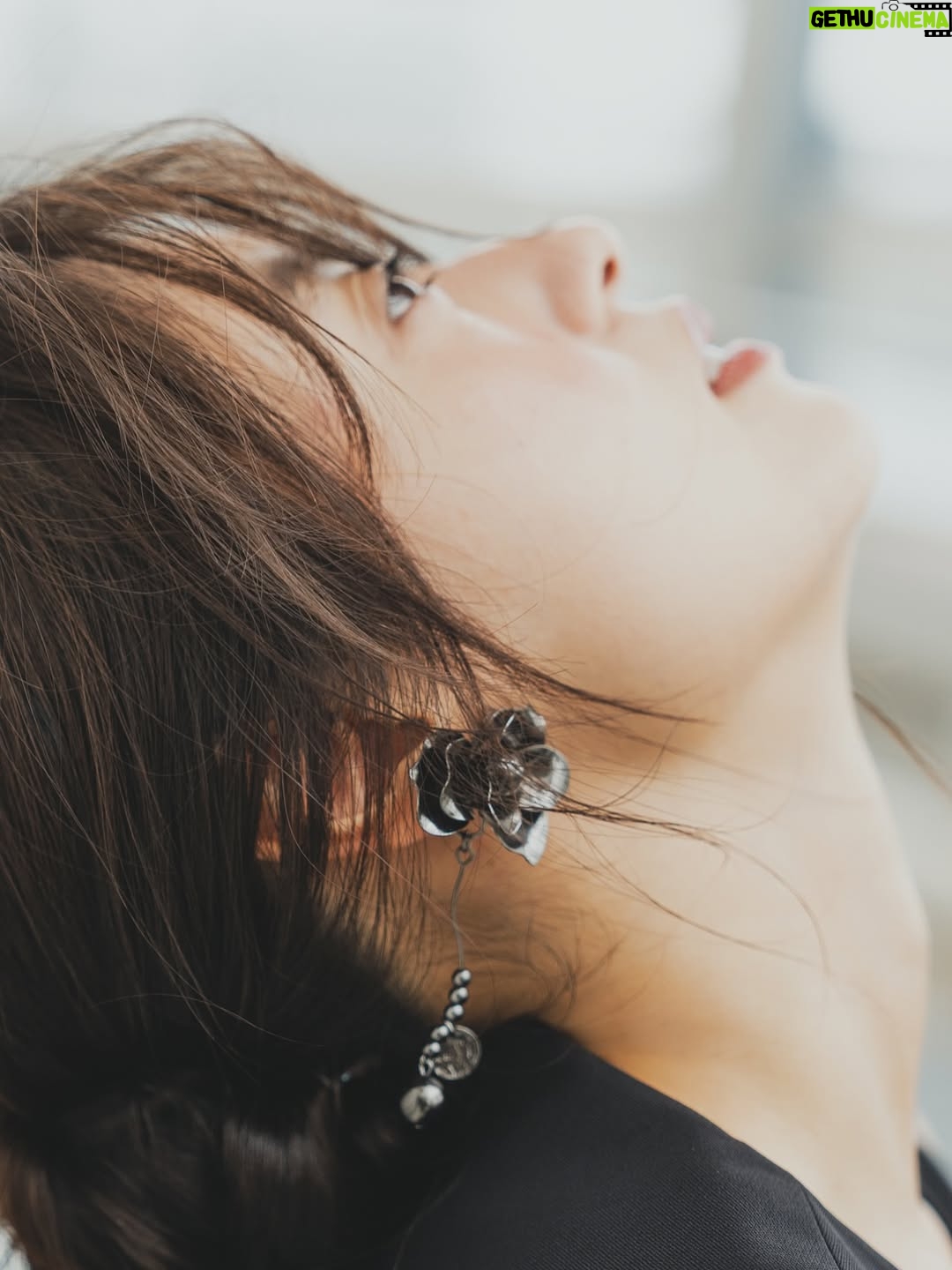Momoko Tanabe - 11.4K Likes - 遅くなってしまいましたが
web連載 『わたしのone color』　第11話に
登場しています
⁡
私の大切なお守りリップを使って、素敵すぎるヘアメイクと衣裳を纏いました
たのしかったぁ🫧
⁡
記事にもアザーカットいっぱい
ぜひご覧ください🫶🏻
⁡
⁡
#わたしのonecolor
#pr