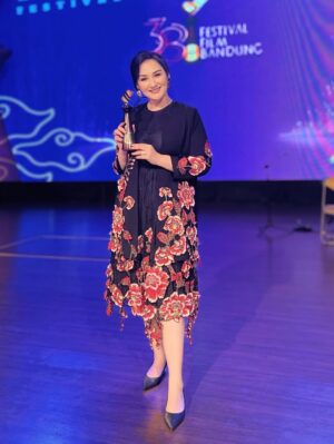 Mona Ratuliu Instagram - Pergi ke @festivalfilmbandung bareng tim @unlimited_production mewakili  series Aku Tak Membenci Hujan aja udah sebuah kehormatan buat aku. Nggak nyangka banget menang Pemeran Pembantu Wanita Terpuji krn nominator lainnya terlalu baguuuusss 😭😭😭. 

Terima kasih banyak @festivalfilmbandung menambah semangat berkarya disaat ga punya lg mimpi untuk menang2 penghargaan begini. 🥹🥹🥹

Dan hadiah paling menyenangkan adalah jalan2 ke bandung bareng @aisyahaqilahh pak @oswinbonifanz mas @adhedharmastriya 🥰🥰🥰

Thank you @amandahartantobatik for the beautiful dress 🤩🤩

Hairdo by @kimnnae 🤩🤩