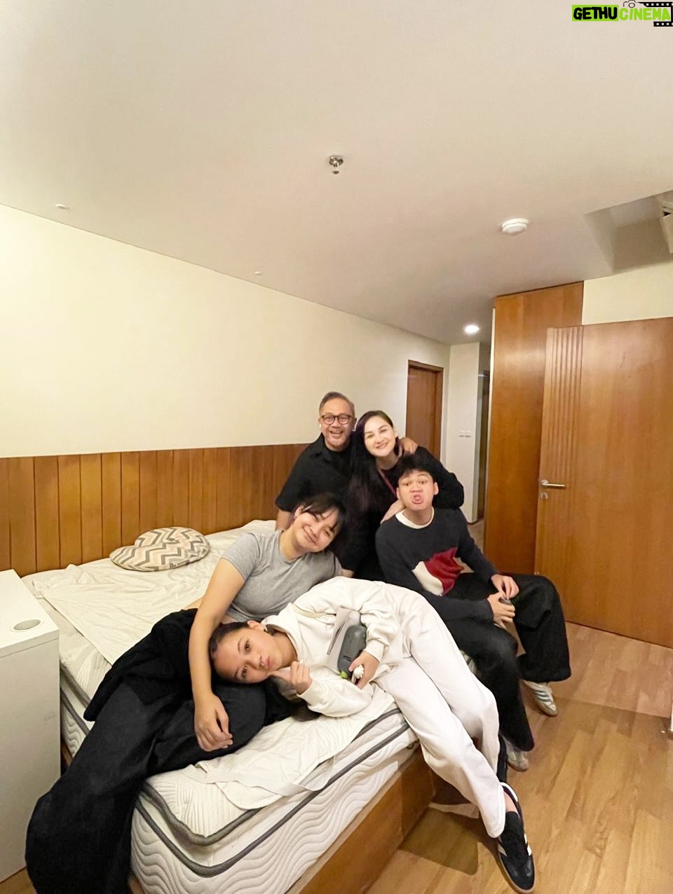 Mona Ratuliu - 7.6K Likes - Nengokin apartemen ngajak anak2. Ternyata mereka kangen bgt sama cerita 9 tahun disini. Tempat tinggal kecil itu mmg hangat dan menyenangkan. Sayang aja udah nggak muat lg tinggal disini krn semua udah butuh kamar sendiri2. 

Ah, tapi tinggal dimana aja ternyata menyenangkan, asal sama kalian ❤️❤️❤️
