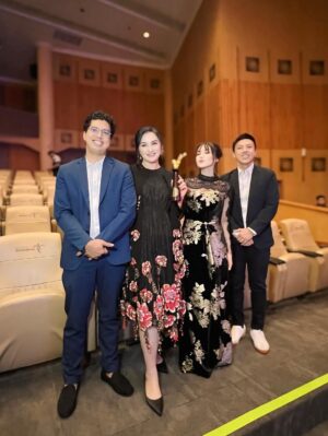 Mona Ratuliu Instagram - Pergi ke @festivalfilmbandung bareng tim @unlimited_production mewakili  series Aku Tak Membenci Hujan aja udah sebuah kehormatan buat aku. Nggak nyangka banget menang Pemeran Pembantu Wanita Terpuji krn nominator lainnya terlalu baguuuusss 😭😭😭. 

Terima kasih banyak @festivalfilmbandung menambah semangat berkarya disaat ga punya lg mimpi untuk menang2 penghargaan begini. 🥹🥹🥹

Dan hadiah paling menyenangkan adalah jalan2 ke bandung bareng @aisyahaqilahh pak @oswinbonifanz mas @adhedharmastriya 🥰🥰🥰

Thank you @amandahartantobatik for the beautiful dress 🤩🤩

Hairdo by @kimnnae 🤩🤩