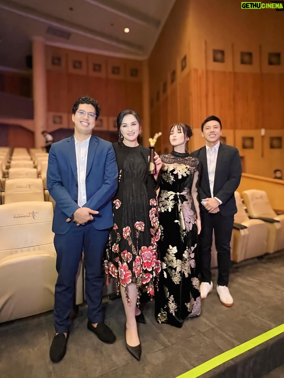 Mona Ratuliu - 7.9K Likes - Pergi ke @festivalfilmbandung bareng tim @unlimited_production mewakili  series Aku Tak Membenci Hujan aja udah sebuah kehormatan buat aku. Nggak nyangka banget menang Pemeran Pembantu Wanita Terpuji krn nominator lainnya terlalu baguuuusss 😭😭😭. 

Terima kasih banyak @festivalfilmbandung menambah semangat berkarya disaat ga punya lg mimpi untuk menang2 penghargaan begini. 🥹🥹🥹

Dan hadiah paling menyenangkan adalah jalan2 ke bandung bareng @aisyahaqilahh pak @oswinbonifanz mas @adhedharmastriya 🥰🥰🥰

Thank you @amandahartantobatik for the beautiful dress 🤩🤩

Hairdo by @kimnnae 🤩🤩