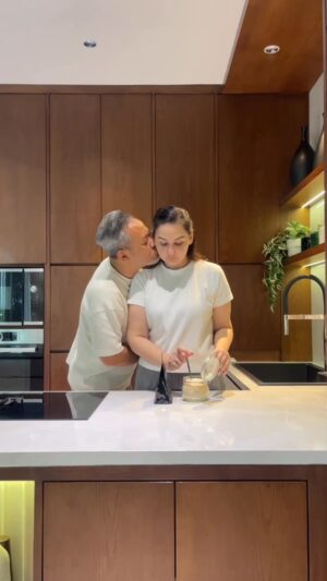 Mona Ratuliu Instagram - Banyak cara dalam mengungkapkan cinta..🥰😍😘

#banyolanyandabunda #brascosfamily