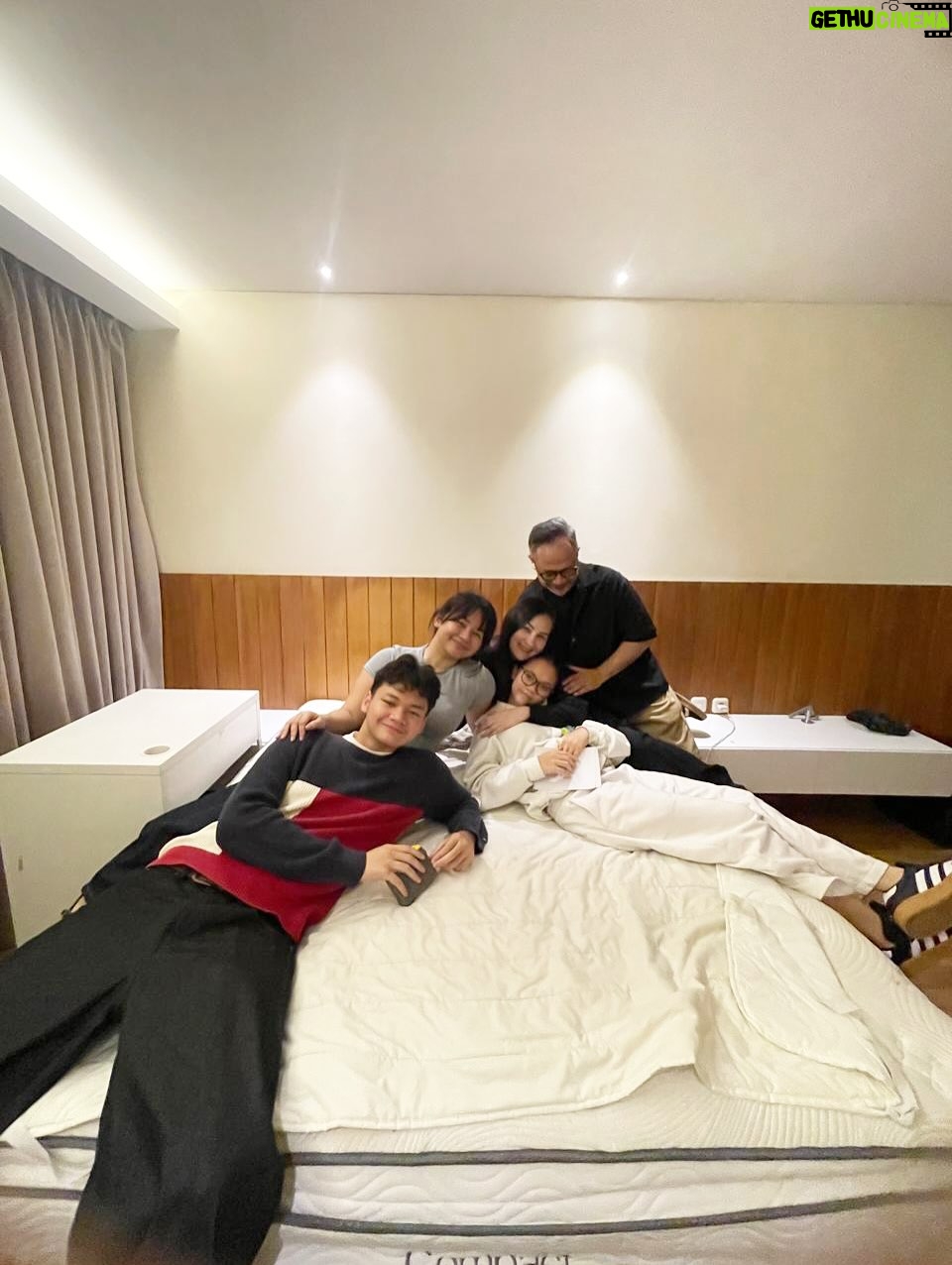 Mona Ratuliu - 7.6K Likes - Nengokin apartemen ngajak anak2. Ternyata mereka kangen bgt sama cerita 9 tahun disini. Tempat tinggal kecil itu mmg hangat dan menyenangkan. Sayang aja udah nggak muat lg tinggal disini krn semua udah butuh kamar sendiri2. 

Ah, tapi tinggal dimana aja ternyata menyenangkan, asal sama kalian ❤️❤️❤️