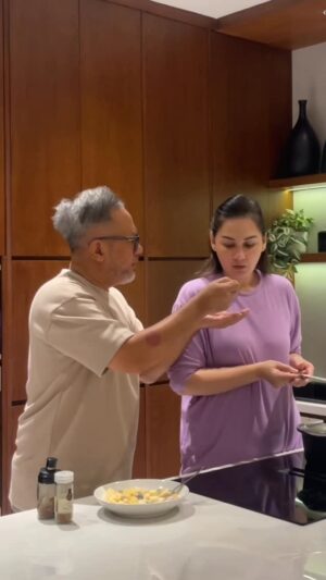 Mona Ratuliu Instagram - Disaat RAS terkuat di bumi ini mendadak menjadi juri #masterchef & mencicipi  masakan suaminya…
Kira2 kurang apa ya nih masakan?? 🫣😏

Yuuk siapa yang senasip, kolom komen menanti curahan hatimu gaess??

#banyolanyandabunda #bundayanda #funny #brascosfamily