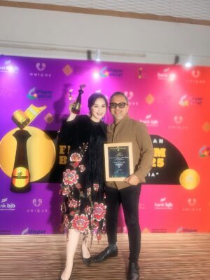 Mona Ratuliu Instagram - Pergi ke @festivalfilmbandung bareng tim @unlimited_production mewakili  series Aku Tak Membenci Hujan aja udah sebuah kehormatan buat aku. Nggak nyangka banget menang Pemeran Pembantu Wanita Terpuji krn nominator lainnya terlalu baguuuusss 😭😭😭. 

Terima kasih banyak @festivalfilmbandung menambah semangat berkarya disaat ga punya lg mimpi untuk menang2 penghargaan begini. 🥹🥹🥹

Dan hadiah paling menyenangkan adalah jalan2 ke bandung bareng @aisyahaqilahh pak @oswinbonifanz mas @adhedharmastriya 🥰🥰🥰

Thank you @amandahartantobatik for the beautiful dress 🤩🤩

Hairdo by @kimnnae 🤩🤩