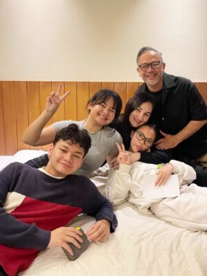 Mona Ratuliu Instagram - Nengokin apartemen ngajak anak2. Ternyata mereka kangen bgt sama cerita 9 tahun disini. Tempat tinggal kecil itu mmg hangat dan menyenangkan. Sayang aja udah nggak muat lg tinggal disini krn semua udah butuh kamar sendiri2. 

Ah, tapi tinggal dimana aja ternyata menyenangkan, asal sama kalian ❤️❤️❤️