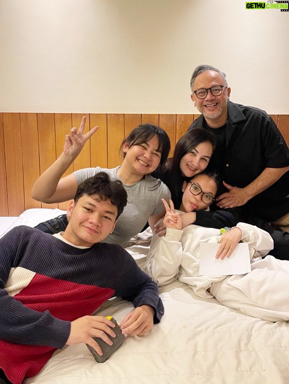 Mona Ratuliu - 7.6K Likes - Nengokin apartemen ngajak anak2. Ternyata mereka kangen bgt sama cerita 9 tahun disini. Tempat tinggal kecil itu mmg hangat dan menyenangkan. Sayang aja udah nggak muat lg tinggal disini krn semua udah butuh kamar sendiri2. 

Ah, tapi tinggal dimana aja ternyata menyenangkan, asal sama kalian ❤️❤️❤️