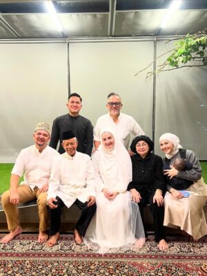 Mona Ratuliu Instagram - Seneng banget kedatangan guru ngaji aku waktu kecil yang juga tempat konsultasi papi waktu jadi mualaf. Katanya awalnya aku yg ngundang guru ngaji aku ke rumah buat ketemu papi hahaha. Jail juga ya, udah tau bapaknya katolik masa suruh ngobrol sm guru ngaji 😂😂😂. 

Udah lupa dulu gimana ceritanya. Tapi seneng banget denger kisah awal papi jadi mualaf. Alhamdulillah ketakutan aku dulu yang beda agama sama papi, jadi akhir yang indah lihat papi rajin ibadah sampai akhir hayatnya ❤️. 

Seneng banget 40 harian papi dikelilingi keluarga dan teman2 tersayang. Makasih yaaa semua udah doain papiku ❤️. 

Miss you pi, always 🥰🥰🥰

Karpet: @farahcarpetsofficial 
Snack box dan tampah @cantikaputricake 
Endorsement arranger @the_glintzenterprise