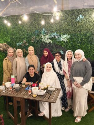 Mona Ratuliu Instagram - Seneng banget kedatangan guru ngaji aku waktu kecil yang juga tempat konsultasi papi waktu jadi mualaf. Katanya awalnya aku yg ngundang guru ngaji aku ke rumah buat ketemu papi hahaha. Jail juga ya, udah tau bapaknya katolik masa suruh ngobrol sm guru ngaji 😂😂😂. 

Udah lupa dulu gimana ceritanya. Tapi seneng banget denger kisah awal papi jadi mualaf. Alhamdulillah ketakutan aku dulu yang beda agama sama papi, jadi akhir yang indah lihat papi rajin ibadah sampai akhir hayatnya ❤️. 

Seneng banget 40 harian papi dikelilingi keluarga dan teman2 tersayang. Makasih yaaa semua udah doain papiku ❤️. 

Miss you pi, always 🥰🥰🥰

Karpet: @farahcarpetsofficial 
Snack box dan tampah @cantikaputricake 
Endorsement arranger @the_glintzenterprise