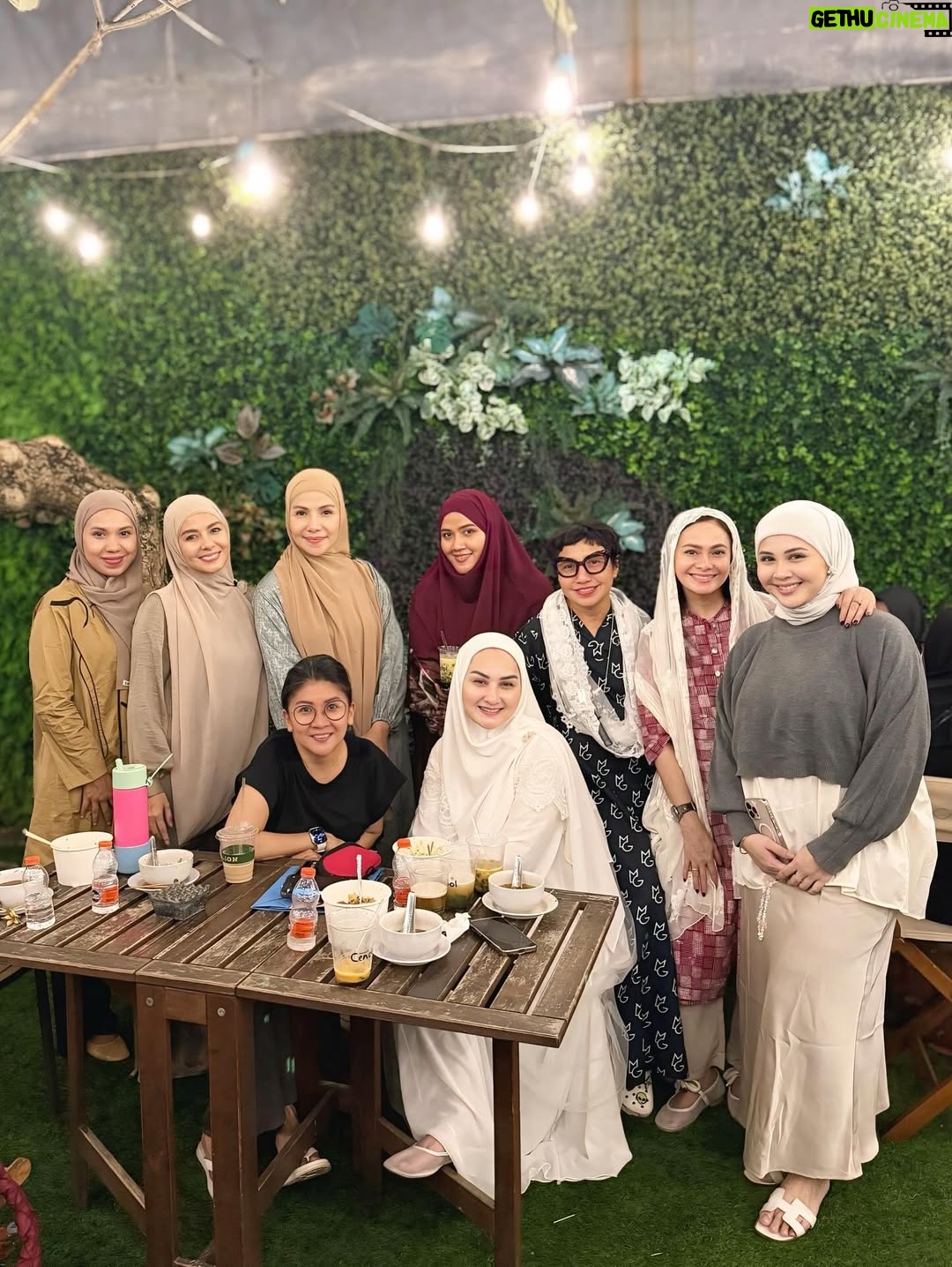 Mona Ratuliu - 8.7K Likes - Seneng banget kedatangan guru ngaji aku waktu kecil yang juga tempat konsultasi papi waktu jadi mualaf. Katanya awalnya aku yg ngundang guru ngaji aku ke rumah buat ketemu papi hahaha. Jail juga ya, udah tau bapaknya katolik masa suruh ngobrol sm guru ngaji 😂😂😂. 

Udah lupa dulu gimana ceritanya. Tapi seneng banget denger kisah awal papi jadi mualaf. Alhamdulillah ketakutan aku dulu yang beda agama sama papi, jadi akhir yang indah lihat papi rajin ibadah sampai akhir hayatnya ❤️. 

Seneng banget 40 harian papi dikelilingi keluarga dan teman2 tersayang. Makasih yaaa semua udah doain papiku ❤️. 

Miss you pi, always 🥰🥰🥰

Karpet: @farahcarpetsofficial 
Snack box dan tampah @cantikaputricake 
Endorsement arranger @the_glintzenterprise