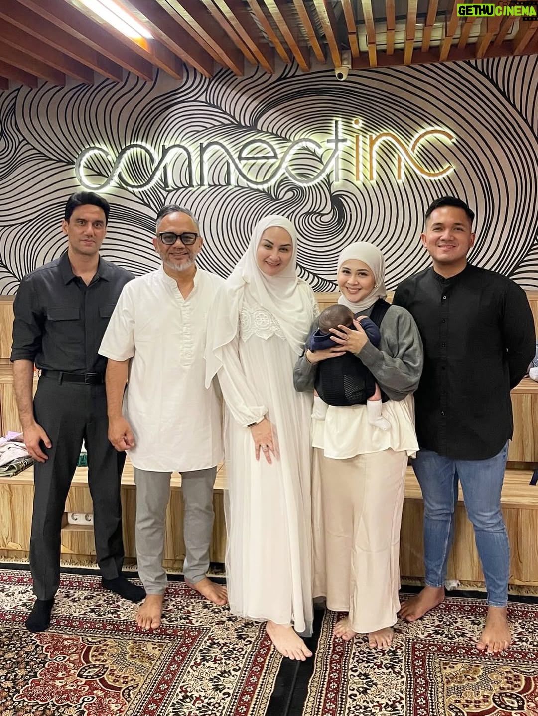 Mona Ratuliu - 8.7K Likes - Seneng banget kedatangan guru ngaji aku waktu kecil yang juga tempat konsultasi papi waktu jadi mualaf. Katanya awalnya aku yg ngundang guru ngaji aku ke rumah buat ketemu papi hahaha. Jail juga ya, udah tau bapaknya katolik masa suruh ngobrol sm guru ngaji 😂😂😂. 

Udah lupa dulu gimana ceritanya. Tapi seneng banget denger kisah awal papi jadi mualaf. Alhamdulillah ketakutan aku dulu yang beda agama sama papi, jadi akhir yang indah lihat papi rajin ibadah sampai akhir hayatnya ❤️. 

Seneng banget 40 harian papi dikelilingi keluarga dan teman2 tersayang. Makasih yaaa semua udah doain papiku ❤️. 

Miss you pi, always 🥰🥰🥰

Karpet: @farahcarpetsofficial 
Snack box dan tampah @cantikaputricake 
Endorsement arranger @the_glintzenterprise