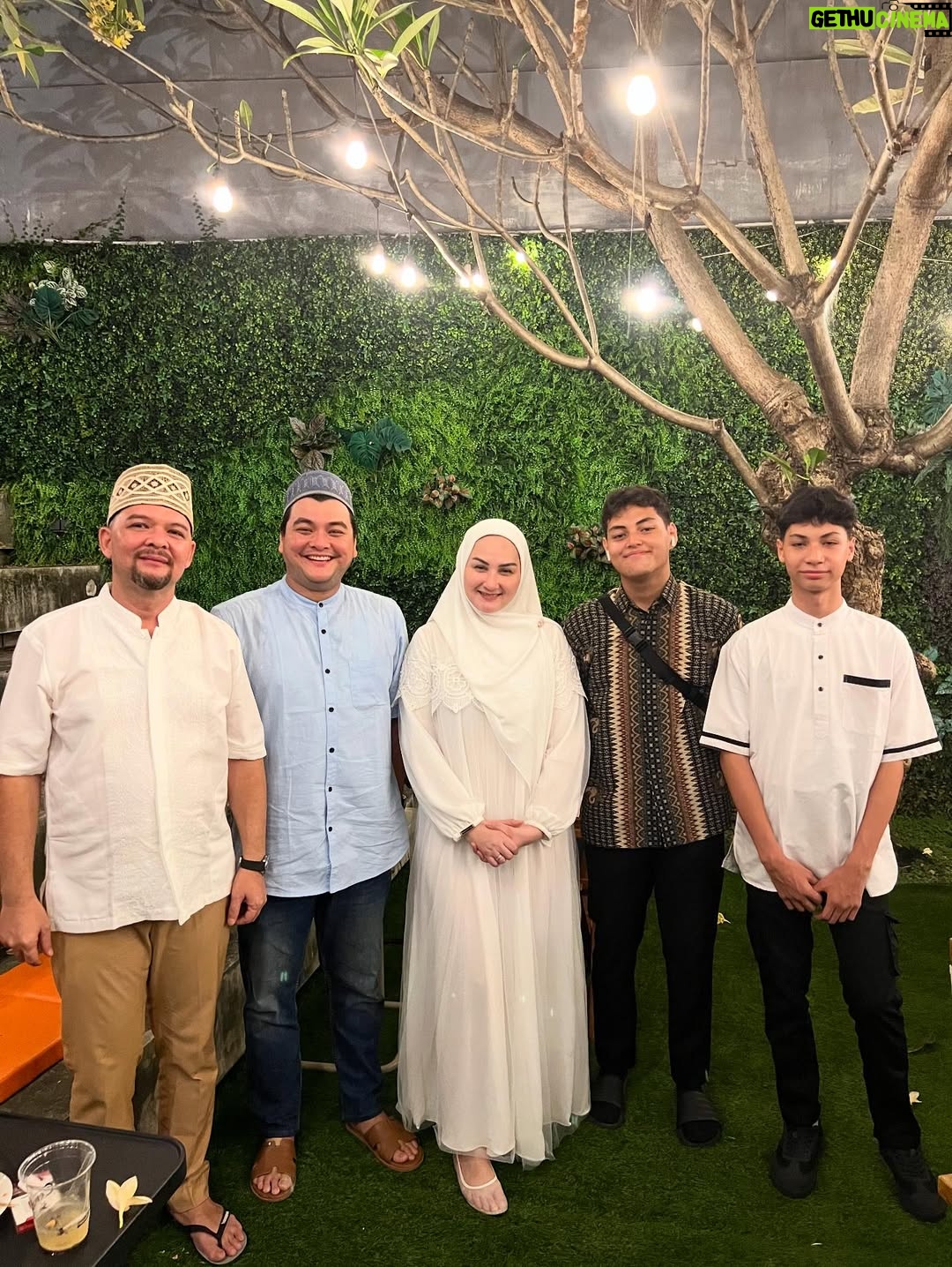 Mona Ratuliu - 8.7K Likes - Seneng banget kedatangan guru ngaji aku waktu kecil yang juga tempat konsultasi papi waktu jadi mualaf. Katanya awalnya aku yg ngundang guru ngaji aku ke rumah buat ketemu papi hahaha. Jail juga ya, udah tau bapaknya katolik masa suruh ngobrol sm guru ngaji 😂😂😂. 

Udah lupa dulu gimana ceritanya. Tapi seneng banget denger kisah awal papi jadi mualaf. Alhamdulillah ketakutan aku dulu yang beda agama sama papi, jadi akhir yang indah lihat papi rajin ibadah sampai akhir hayatnya ❤️. 

Seneng banget 40 harian papi dikelilingi keluarga dan teman2 tersayang. Makasih yaaa semua udah doain papiku ❤️. 

Miss you pi, always 🥰🥰🥰

Karpet: @farahcarpetsofficial 
Snack box dan tampah @cantikaputricake 
Endorsement arranger @the_glintzenterprise