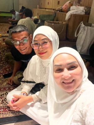 Mona Ratuliu Instagram - Seneng banget kedatangan guru ngaji aku waktu kecil yang juga tempat konsultasi papi waktu jadi mualaf. Katanya awalnya aku yg ngundang guru ngaji aku ke rumah buat ketemu papi hahaha. Jail juga ya, udah tau bapaknya katolik masa suruh ngobrol sm guru ngaji 😂😂😂. 

Udah lupa dulu gimana ceritanya. Tapi seneng banget denger kisah awal papi jadi mualaf. Alhamdulillah ketakutan aku dulu yang beda agama sama papi, jadi akhir yang indah lihat papi rajin ibadah sampai akhir hayatnya ❤️. 

Seneng banget 40 harian papi dikelilingi keluarga dan teman2 tersayang. Makasih yaaa semua udah doain papiku ❤️. 

Miss you pi, always 🥰🥰🥰

Karpet: @farahcarpetsofficial 
Snack box dan tampah @cantikaputricake 
Endorsement arranger @the_glintzenterprise